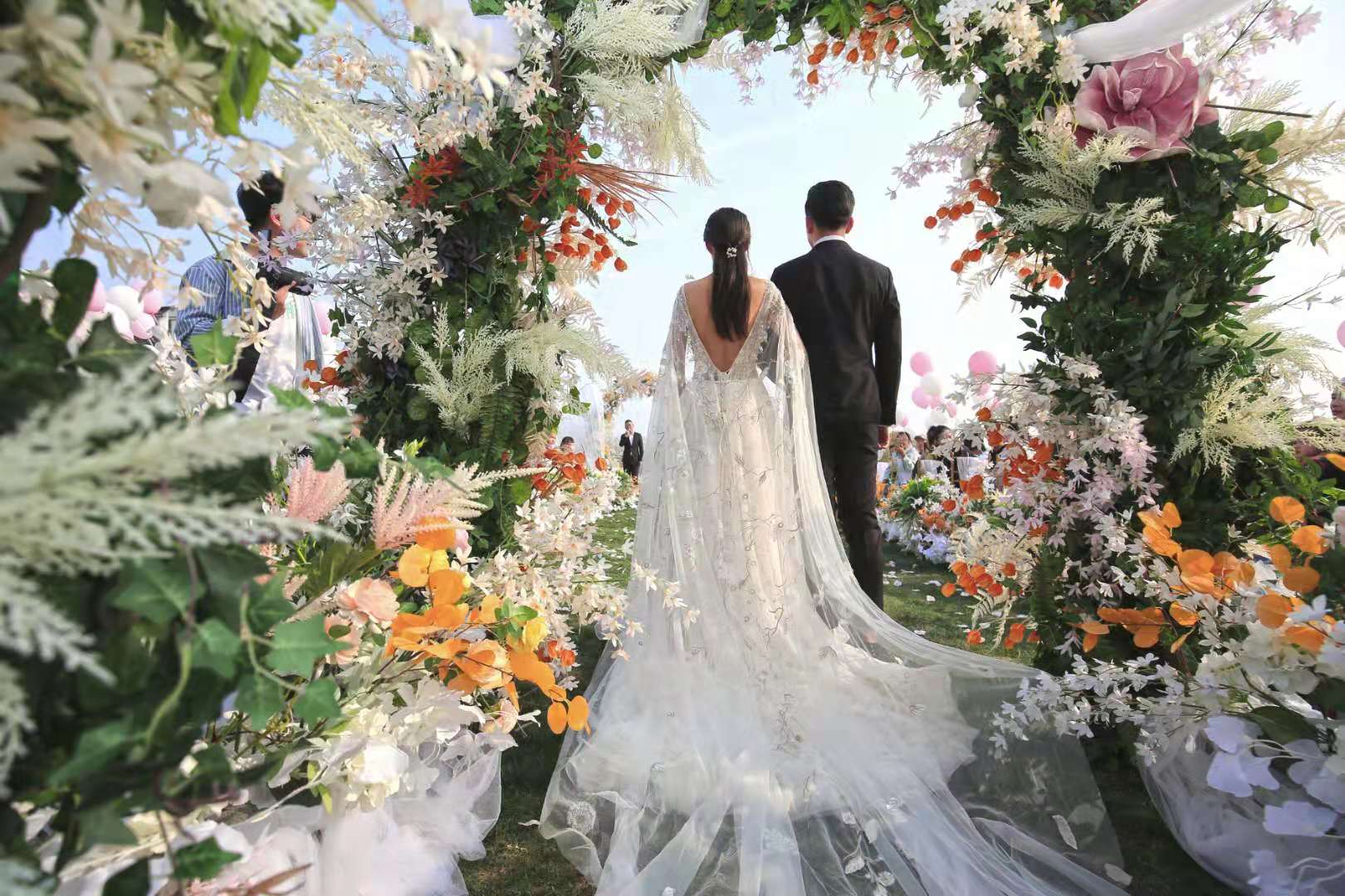 在侨乡别院见证盛世草坪婚礼秀暨脱单party